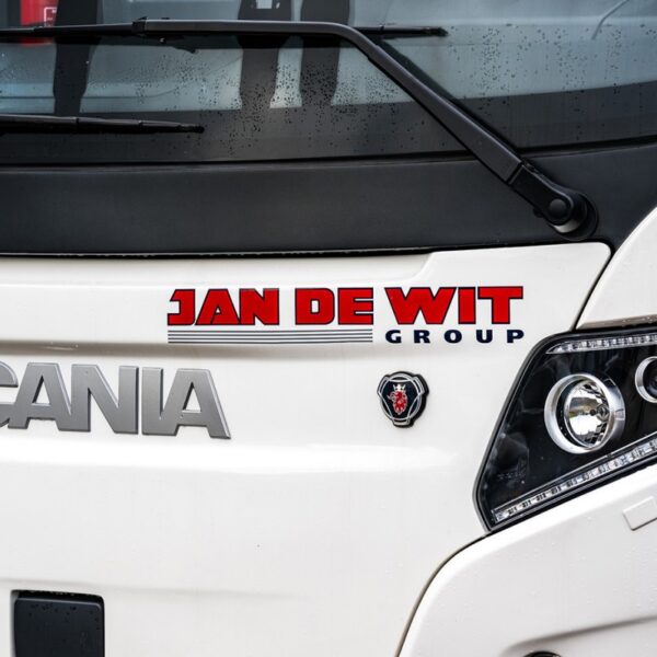 Jan de Wit Group firar hundraårsjubileum med tio nya Scania Tourings