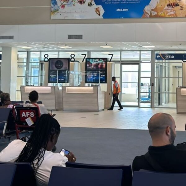 Aeroportul Princes Juliana își închide porțile și ceremonia în onoarea lui Tula din Curaçao este întreruptă