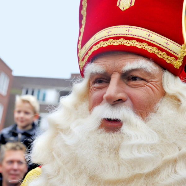 Sinterklaas varmer hjerter når han kommer inn...