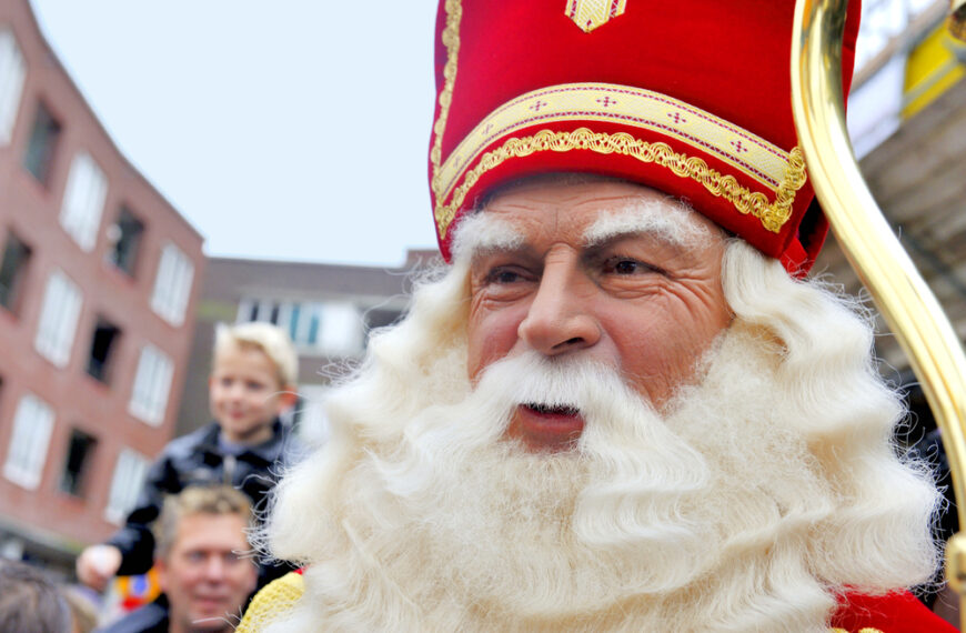 Sinterklaas värmer hjärtan under hans ankomst till Antwerpen och...