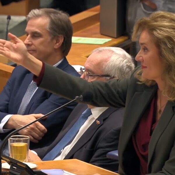 Vera Bergkamp spreekt vertrekkende Kamerleden toe: einde…
