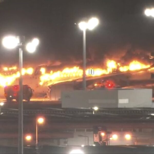 Incidente no aeroporto de Haneda, avião da Japan Airlines em chamas