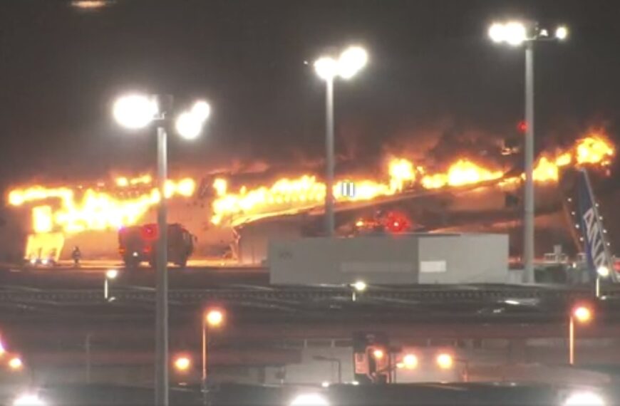 Incident at Haneda Airport, Japan Airlines plane in…