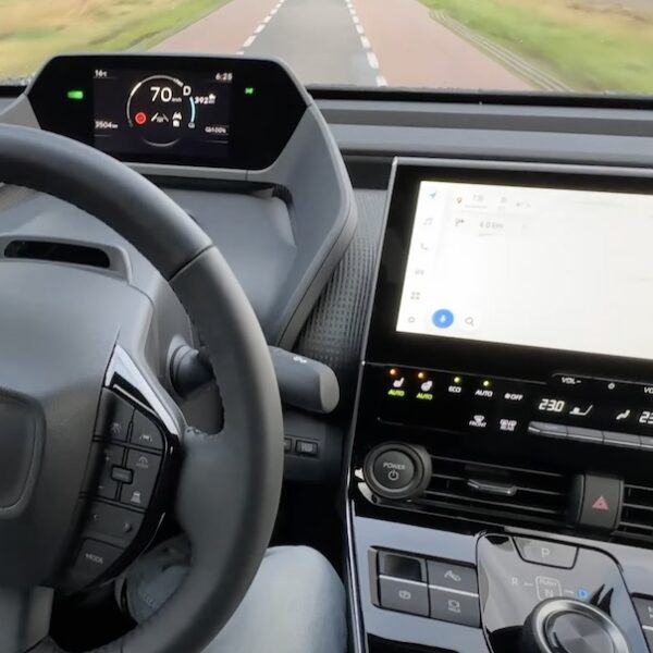 Șoferii sunt prea des distrași de tehnologia din mașini