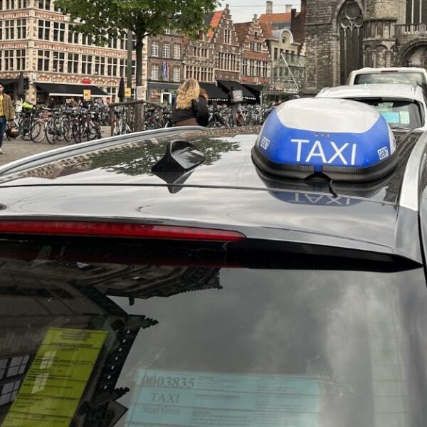 Jóvenes empresarios del taxi impulsan la innovación digital y conocen las tradiciones
